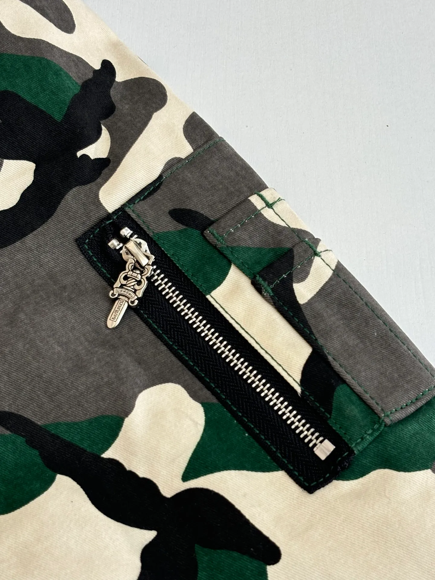 P1010 Chrome Heat*/CH Chrome Heat Camouflage Flight Jacket Cotton Jacket was purchased and developed by a Los Angeles agent for US$5,600. This model is made of custom-made military canvas fabric and is reproduced 1:1 according to the original model, with a piece of cloth printed camouflage pattern. The customization period for the chest sex pattern stamp is 20 days, the minimum order is 1800 pieces, and the color plate is matched. The hardware buckles are all made of electroplated 925 silver material, the weight is perfectly restored, and they are aged and oxidized to black. The back printing uses positioning screen glue printing, and the sleeve pockets are also positioned and opened by a template machine.  Size: M/L/XL/XXL